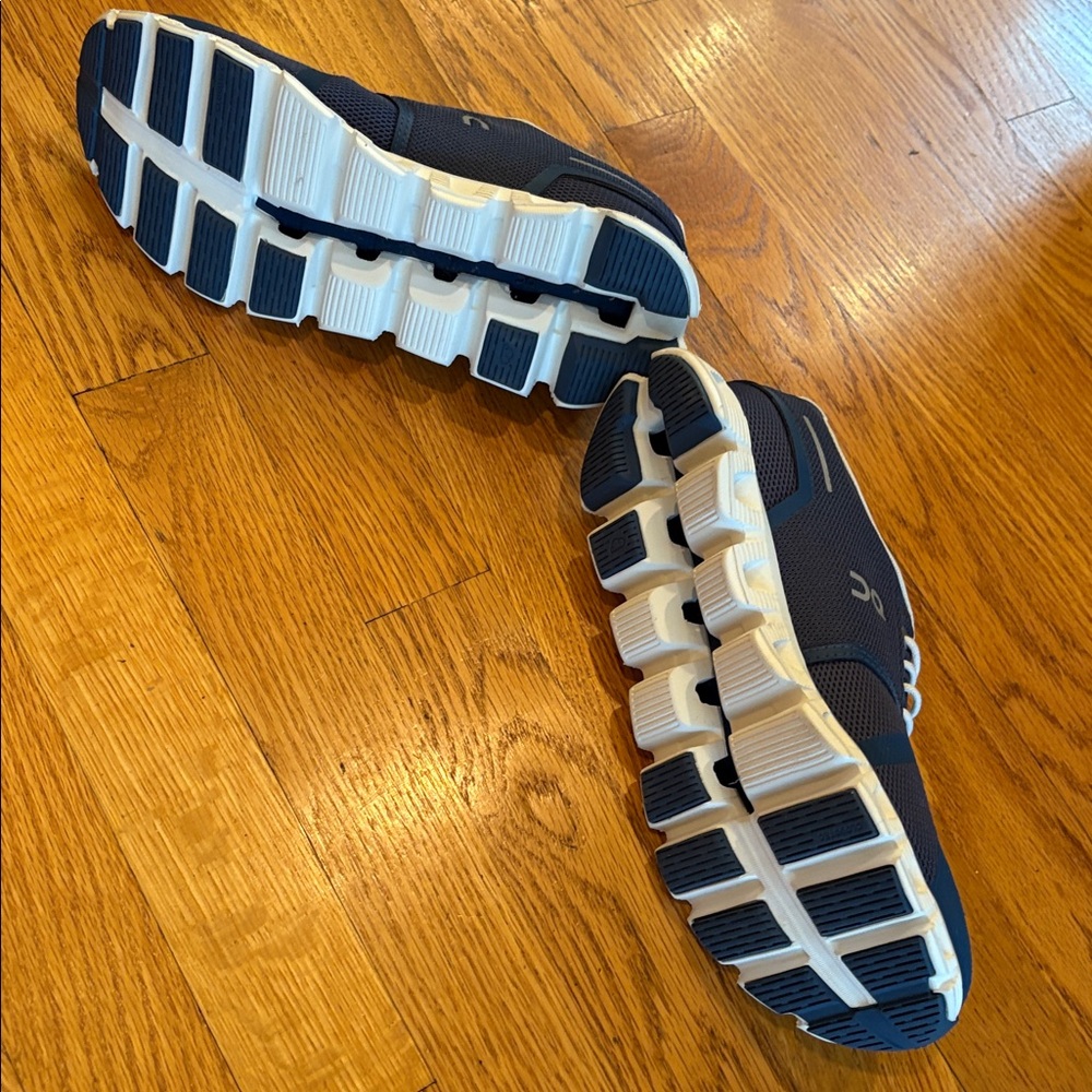 Never worn size 8 OC- on Cloud Women’s Sneakers - Picture 2 of 3